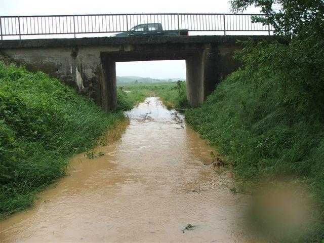 Közúti felüljáró a kisvasút fölött